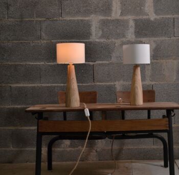 Lampe de table en bois taillée à la main de forme conique 6
