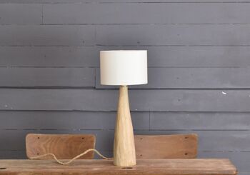 Lampe de table en bois taillée à la main de forme conique 7
