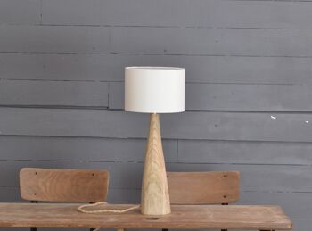 Lampe de table en bois taillée à la main de forme conique 4