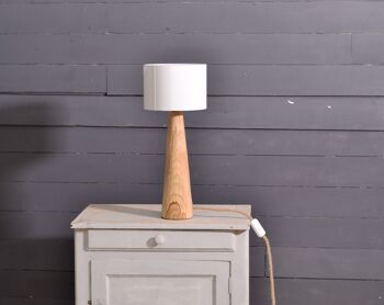 Lampe de table en bois taillée à la main de forme conique 1