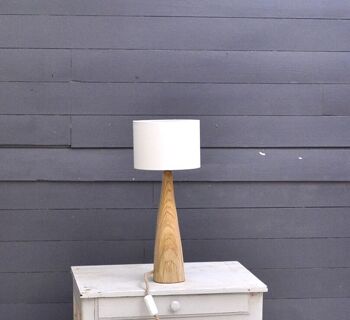 Lampe de table en bois taillée à la main de forme conique 2