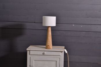 Lampe de table en bois taillée à la main de forme conique 9