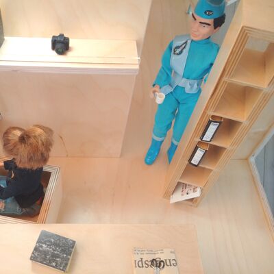 DollsVilla by Liliane® light INTERIOR für große 1:6-Puppen [12" 30 cm] und ihre Autos. Puppenhaus aus Holz auf Rädern – Barbie.