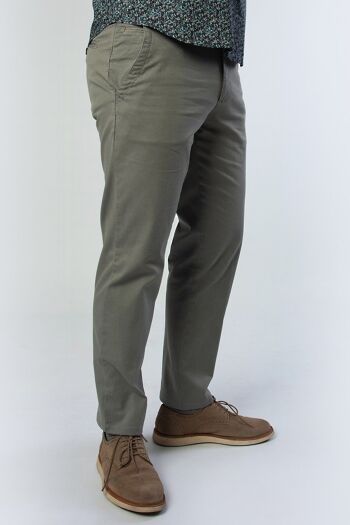 Pantalon chino stretch en tissu microstructure kaki. 7