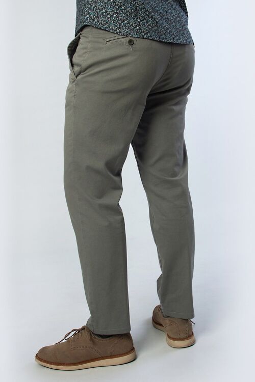 Pantalón chino elástico tejido microestructura gris.
