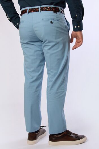 Pantalon chino stretch bleu clair en tissu à microstructure rhomboïde. 24