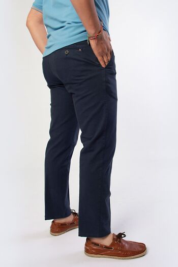 Pantalon chino stretch avec tissu à micro-motifs marins. 7