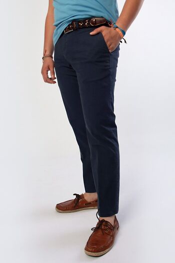 Pantalon chino stretch tissé à micro-motif gris. 2