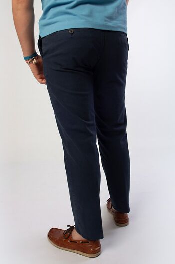 Pantalon chino stretch tissé à micro-motif gris. 4