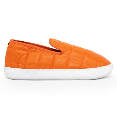 Zapatilla streetwear chaqueta plumífero naranja