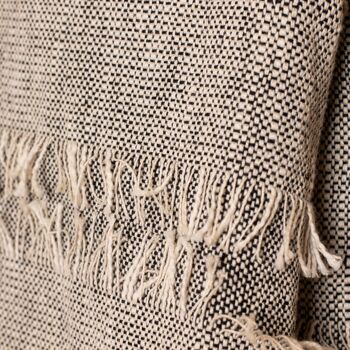 PLAID EN COTON TISSÉ MAIN MOUCHETE BEIGE NOIR FRANGES 125X150 SHERPA 4