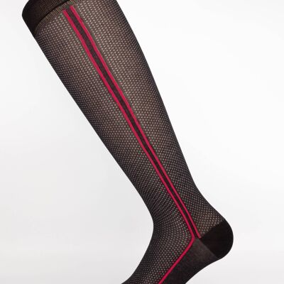 Schwarze perforierte Modesocken mit roter Linie