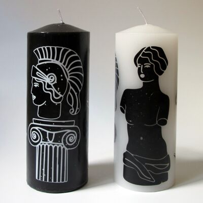Confezione di candele a colonna alte dal design greco-romano in bianco e nero: regalo, decorazione, tendenza, giovane e Natale