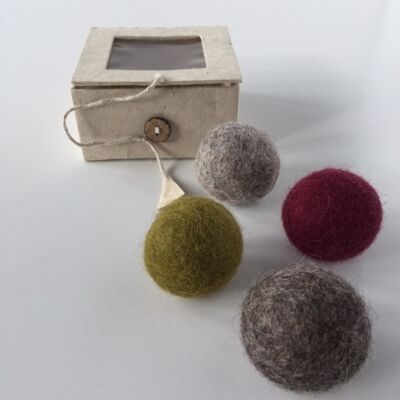 Box of 4 balls, Toy for Cat, Felted wool