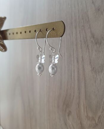 Boucles d'oreilles perle d'eau douce grise et papillon 3