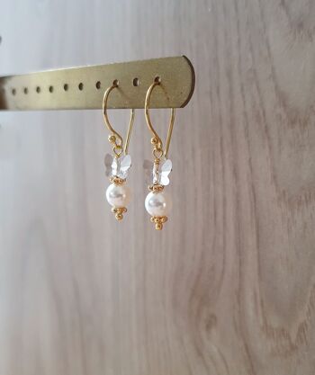 Boucles d'oreilles perles blanches et papillons 3