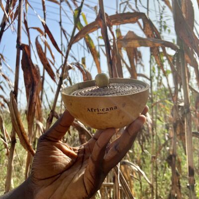 Afrikanische Schwarze Seife aus Ghana in Kalebasse mit Zuckerrohrüberzug