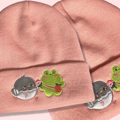 RESERVAR Blooming Together | Gorro rosa bordado | Gorro lindo de la paloma de la rana | Bordado de moda | Gorro de invierno unisex Frog Toad