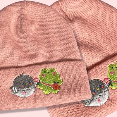VORBESTELLUNG Zusammen blühend | Bestickte rosa Mütze | Süße Frosch-Tauben-Mütze | Trendige Stickerei | Unisex Frog Toad Wintermütze