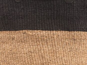 KUNDI : Panier à linge tissé en blocs de couleur naturel et noir 4