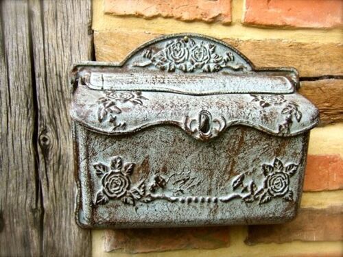 Wand-Briefkasten aus Eisen wie antiker Postkasten, Nostalgie im Landhausstil