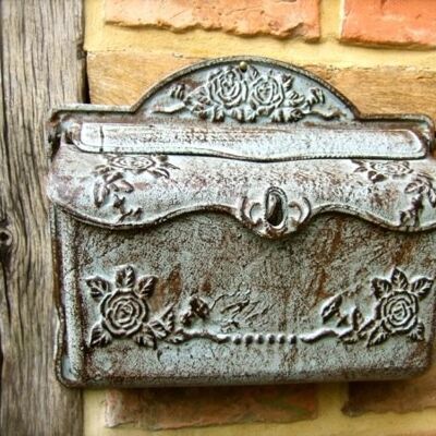 Wand-Briefkasten aus Eisen wie antiker Postkasten, Nostalgie im Landhausstil