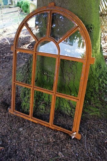 Fenêtre en fer comme fenêtre antique pour mur de jardin avec arche, fenêtre d'écurie westphalienne