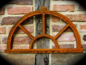 Fenêtres en fer pour le mur du jardin, fenêtres de grange comme des antiquités, fenêtres en ruine