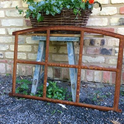 Eisenfenster mit Stichbogen -schöne Antik-Form Stallfenster für Gartenmauer