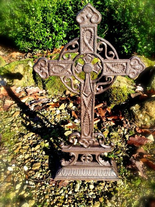 Kreuz aus Eisen als schmückendes Altarkreuz, Grabkreuz Friedhof und für Tiergrab