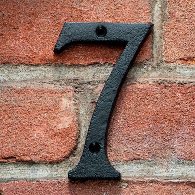 Stilvolle Hausnummer "7" aus schwarz lackiertem Eisen .