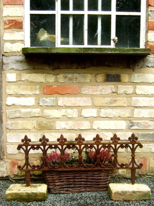 Ziergitter Gitter für  Blumenkästen, Fenstergitter Blumenkasten, Beetstecker