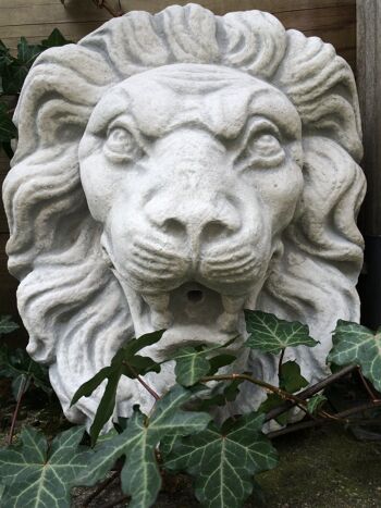 Grande décoration de fontaine de lion blanc en pierre de tête de lion, gargouille comme antique