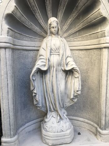 Mère de Dieu Madonna Maria belle statue en pierre blanche dans la dévotion de la chapelle