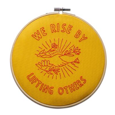 Kit de aro de bordado We Rise by Lifting Others