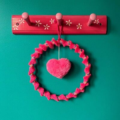 colgador de pared sostenible con corazón rosa estilo Ibiza - anilla 20ø cm - hecho a mano en Nepal - decoración habitación infantil