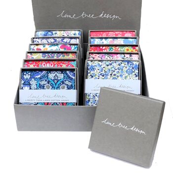12 mouchoirs en boîte simple fabriqués avec du tissu Liberty dans une boîte de présentation 5