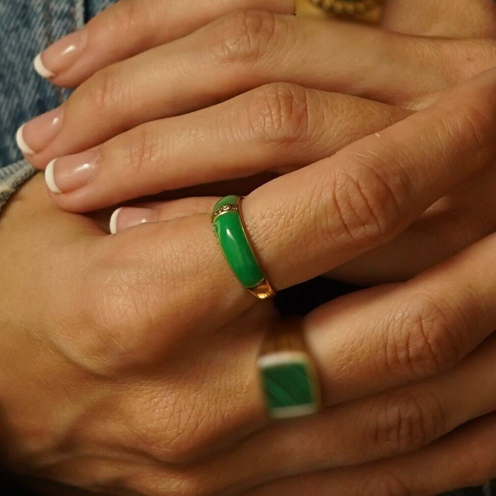 Anello smaltato regolabile, con strass tondi al centro