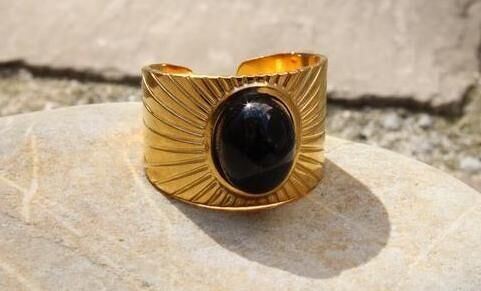 Ampio anello regolabile, linee di sole, pietra al centro