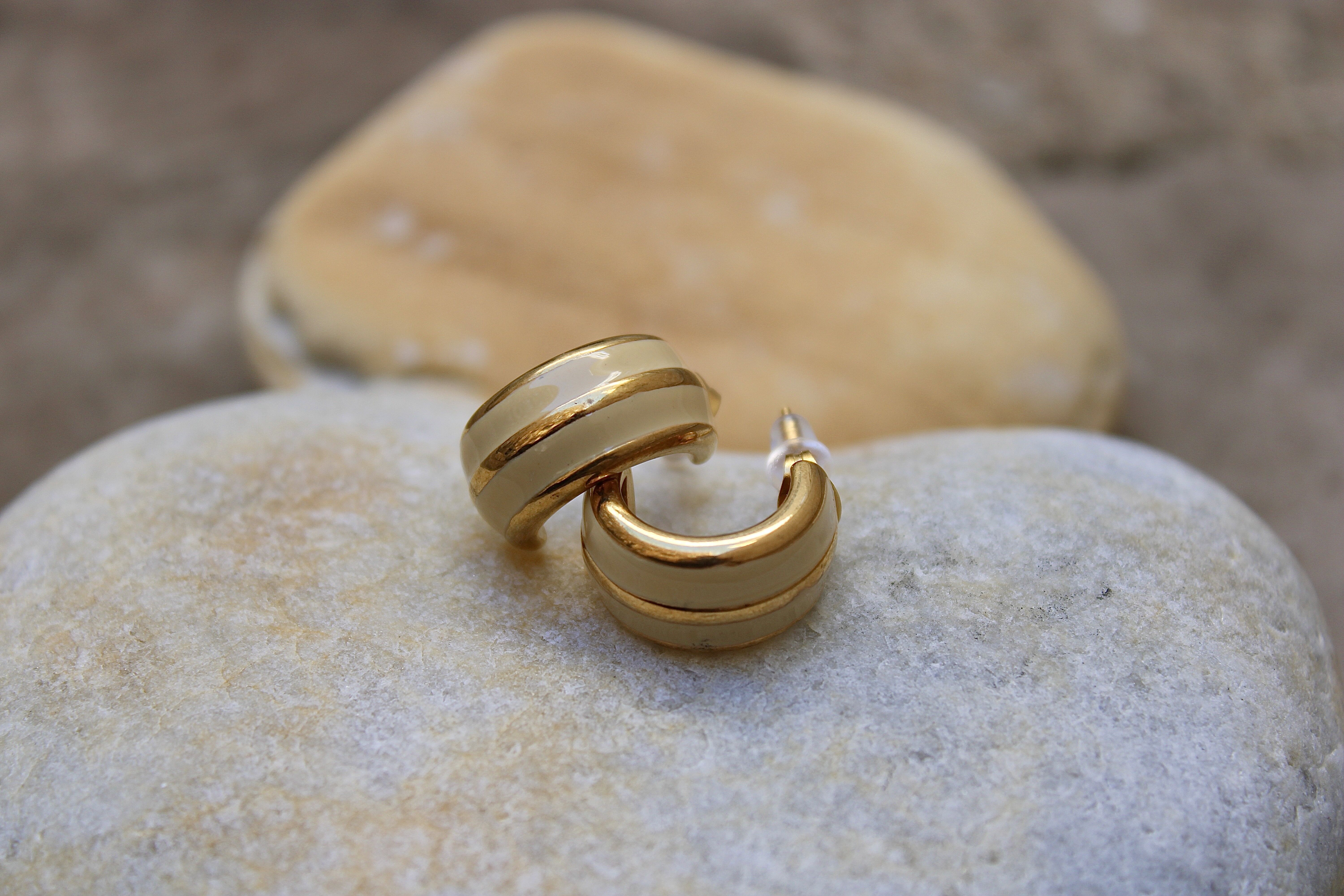 Orecchini in acciaio dorato a semicerchio con due fasce verticali beige