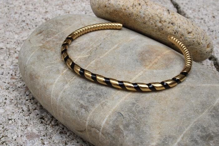 Braccialetto sottile con bordi ritorti