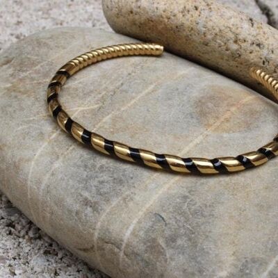 Fine twisted edging thin bangle