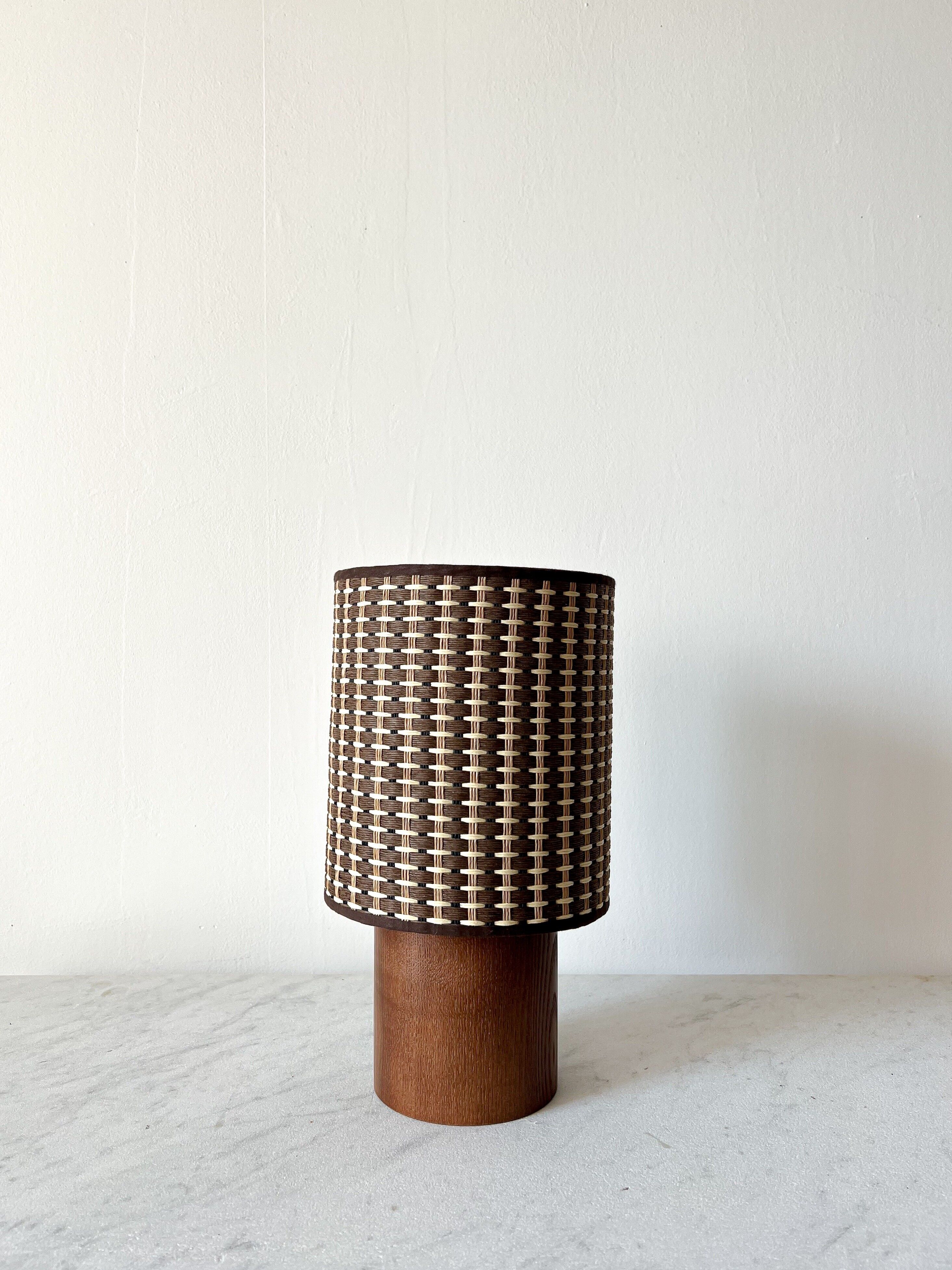 SIMONE / Legno tinto noce, paralume rafia marrone - PETITE SIMONE