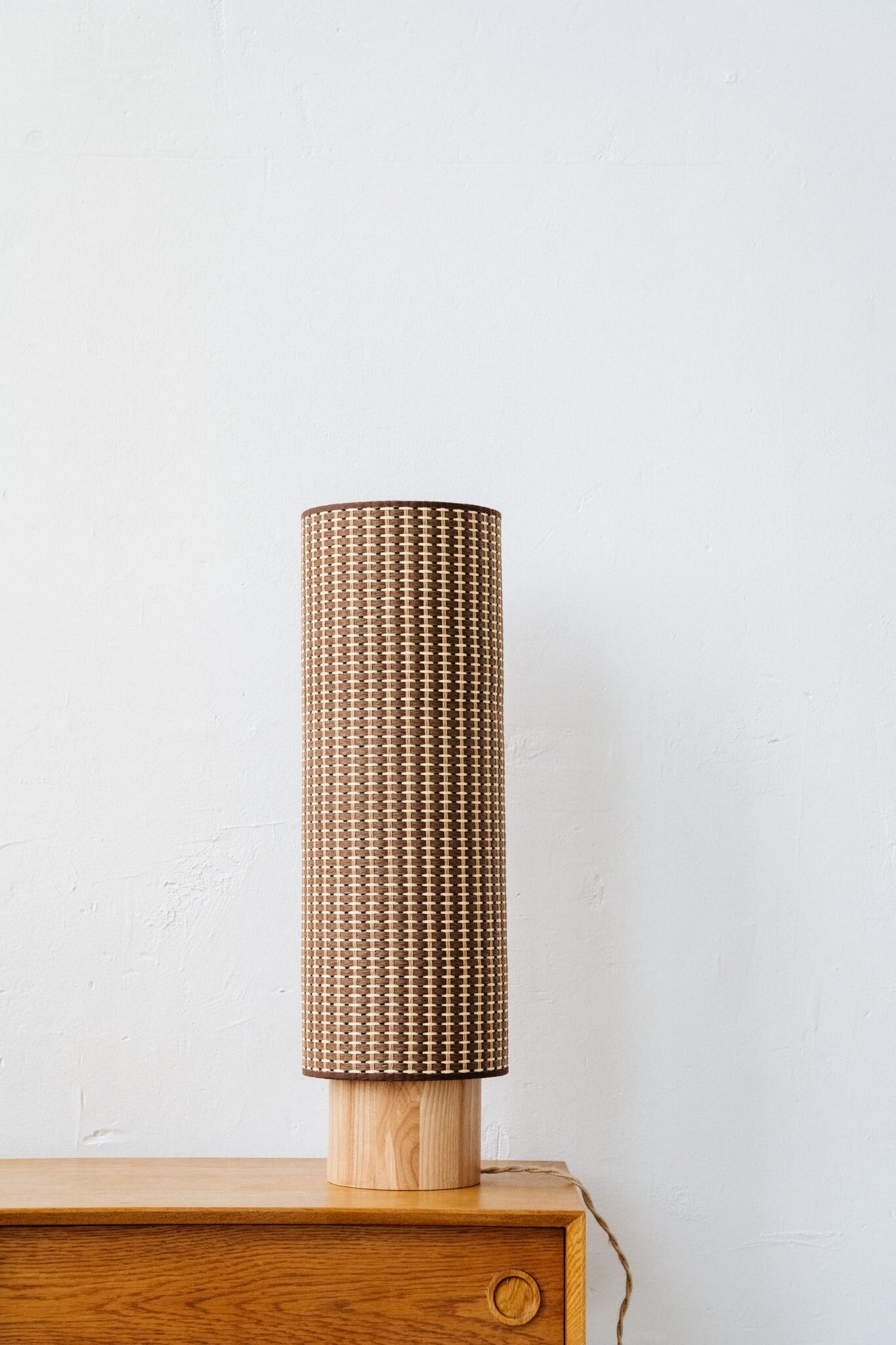 SIMONE / Naturholz, Lampenschirm aus braunem Bast - GRANDE SIMONE