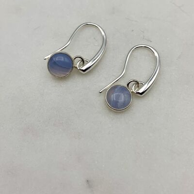 Silver earpendant with a 8mm Chalcedony