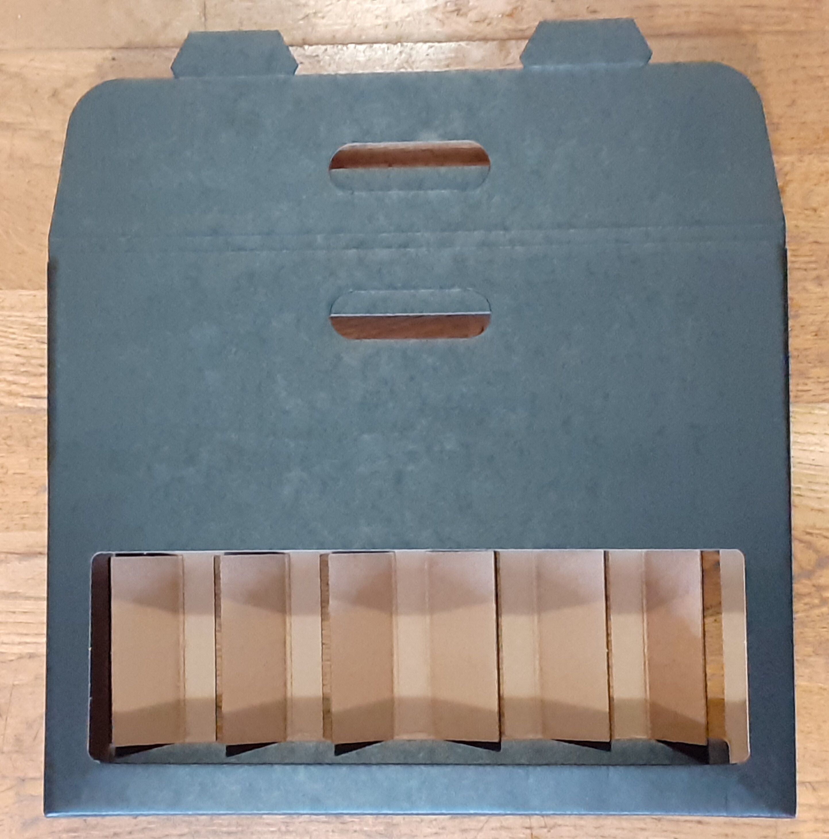 Scatola di cartone nero opaco contenente 6 bottiglie di birra