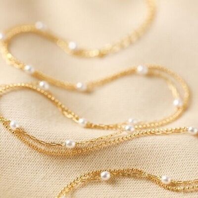 Collar de cadena en capas con pequeñas perlas de rocalla en oro