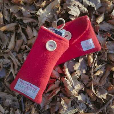 Pochette pratique en tweed harris rouge de saison.