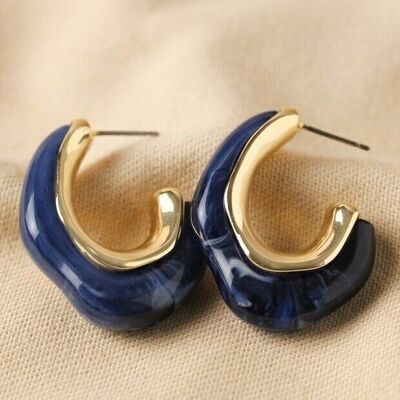 Boucles d'oreilles créoles organiques en résine fondue bleue en or