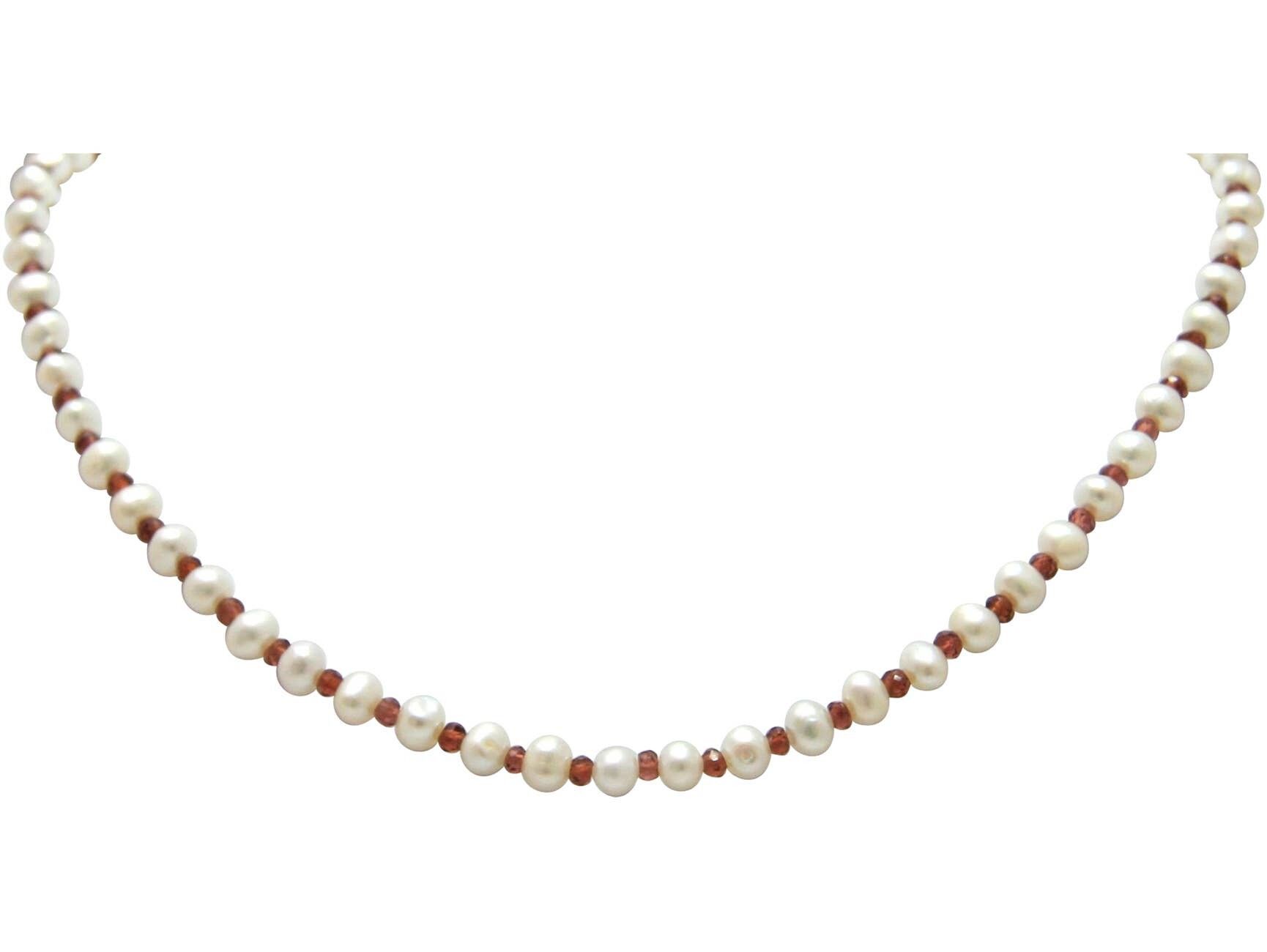Collana Gemshine con perle coltivate bianche e rubini rossi.